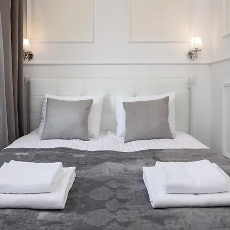 Glam Mila With Balcony In By Renters